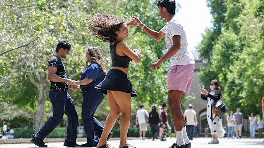 Los estudiantes de la Universidad de Melbourne dirigen varios clubes, incluido DanceSport, que no se centran en el alcohol.