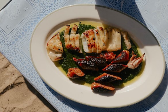 Lula grelhada com linguiça merguez no Ellie's Kiosk.