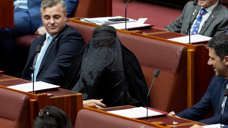 Hansonova burka predstava ponudila Ley priložnost, da se osvobodi njenega primeža