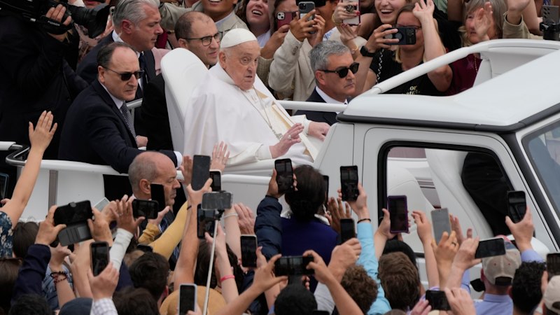 Pope Francis emerges from convalescence on Easter, delights crowd