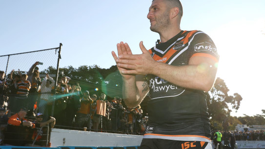 Robbie Farah completes a lap of honour after his final match.