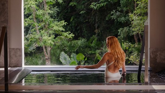 Immersion in a plunge pool.