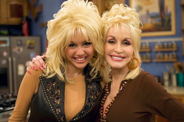 Cyrus and Parton on the set of Hannah Montana.