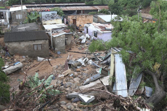 Güney Afrika'nın KwaZulu-Natal eyaletinde uzun süreli yağışlar ve sel yüzlerce can aldı.  Bu evler Salı günü Ntuzuma, Durban Dışında süpürüldü.