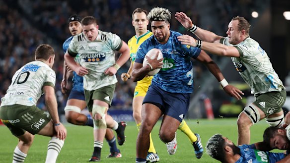 Blues No.8 Hoskins Sotutu spots a gap against the Highlanders  at Eden Park.