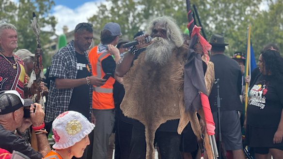 El anciano de Noongar, Herbert Bropho, tomó el micrófono para alertar al público sobre lo que más tarde se reveló que era una bomba casera en el mitin del Día de la Invasión.