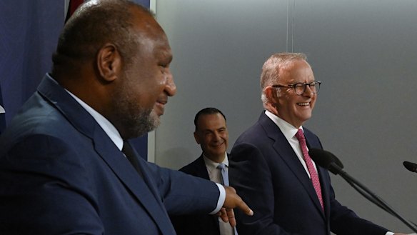 PNG Prime Minister James Marape, ARLC chairman Peter V’landys and Australian Prime Minister Anthony Albanese announcing the PNG NRL team.