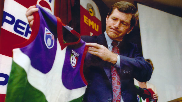 Former Fremantle chief executive, David Hatt, unveils the inaugural logo and colours. 