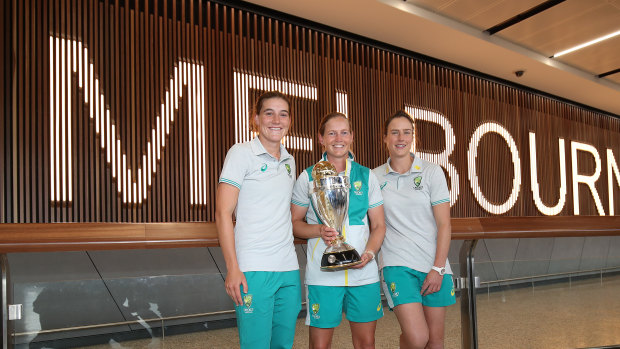 Annabel Sutherland, Meg Lanning and Ellyse Perry with the World Cup spoils.