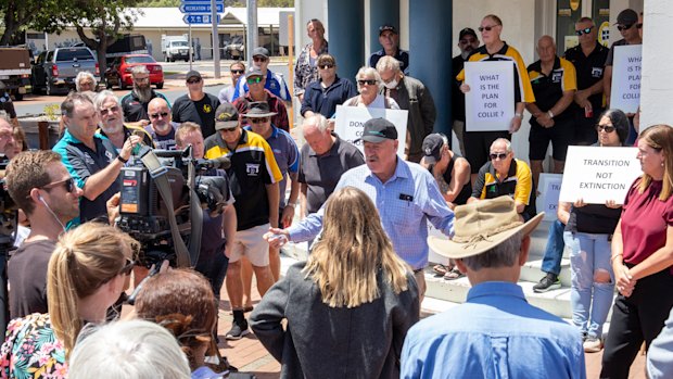 Outgoing Collie-Preston MP Mick Murray at an impromptu rally against the Liberal energy policy.