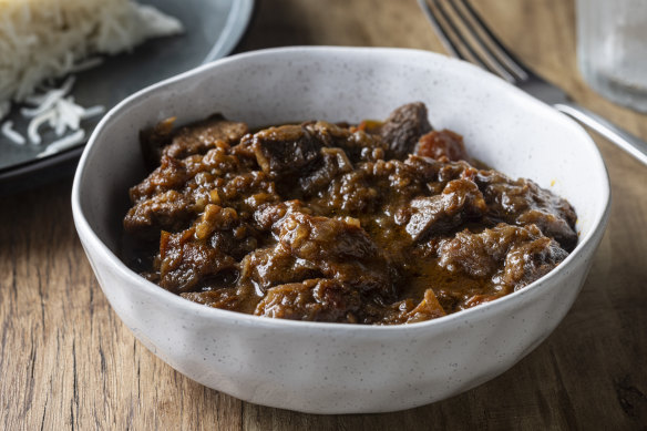 Vavishka (caramelised beef, tomato and onion in pomegranate sauce).