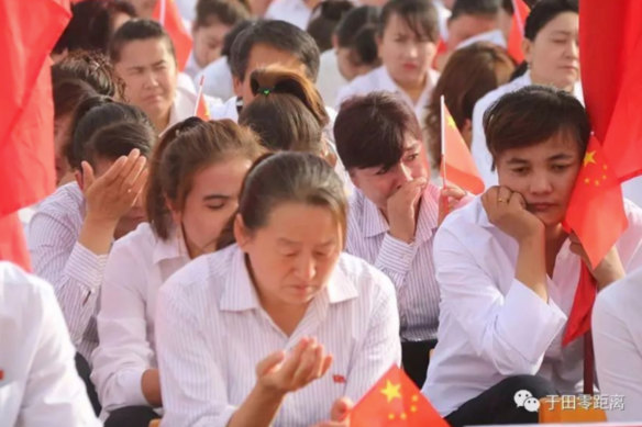 Ten thousand teachers in Hotan take part in a mass oath in Keriye county. 