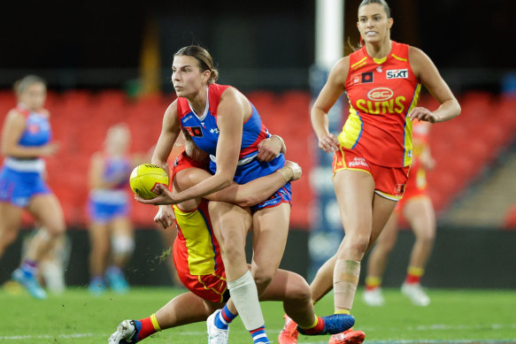The Bulldogs’ Alice Edmonds breaks free in a practice match against Gold Coast.