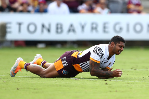Albert Kelly winces after injuring his foot against the Warriors.
