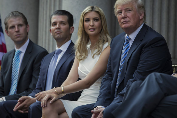 Donald Trump, sağda, çocuklarıyla birlikte, soldan, Eric Trump, Donald Trump jnr ve Ivanka Trump 2014'te.