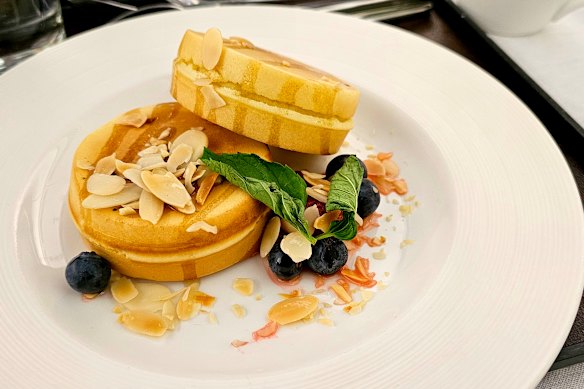 The blueberry pancakes are one of the best dishes the writer has had in the sky.