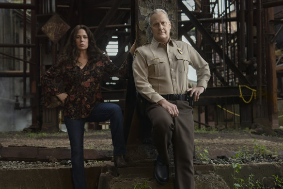 Maura Tierney as Grace Poe and Jeff Daniels as Del Harris in American Rust.