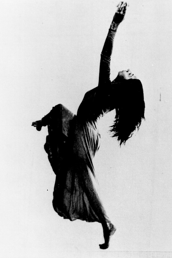 Coralie  Hinkley, former dancer now writer at home in Woolahra. January 23, 1992. 