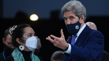 Climate Envoy for the Marshall Islands Tina Stege speaks with John Kerry at the summit. 