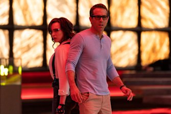 Jodie Comer and Ryan Reynolds in Free Guy.