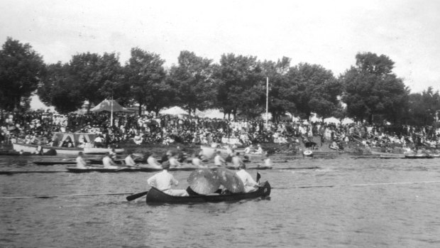 The sculls crossing finishing line.