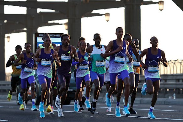 The men’s frontrunners crossing the Harbour Bridge. 
