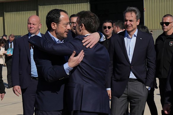 ماكرون يحتضن كريستودوليدس.