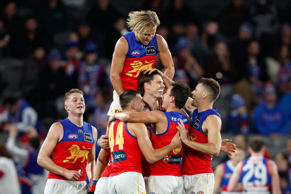 The Lions show their appreciation for Eric Hipwood’s stellar game against the Western Bulldogs.