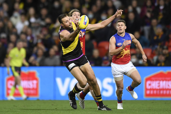 Toby Nankervis attempts a mark while under pressure from Brisbane’s Tom Fullerton.