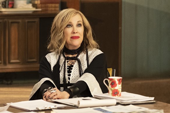 Dobre o queijo? Catherine O'Hara como Moira Rose em uma cena de Schitt's Creek.