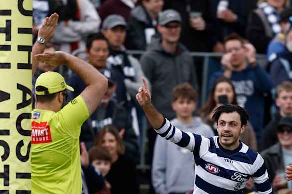 Brad Close anotó un gol para Geelong y estuvo justo en la revisión del video en la quinta ronda contra West Coast.