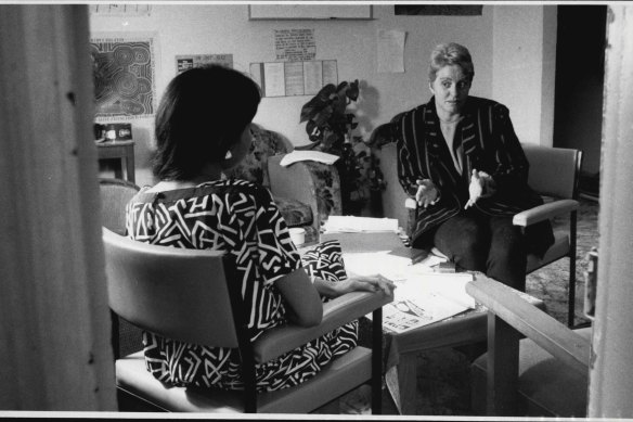 Betty Hounslow, community worker at Marrickville legal aid, talking with a 22-year-old South Sea Islander and her illegal immigrant mother, 1985. 