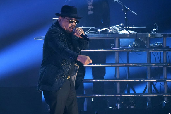 Ice-T performs New Jack Hustler (Nino’s Theme).