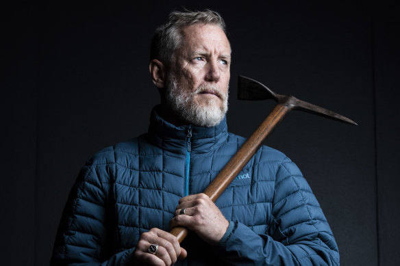 Geoff Wilson, holding Sir Douglas Mawson's axe at the Australian Museum,  is attempting a solo 5800-kilometre crossing of Antarctica. 