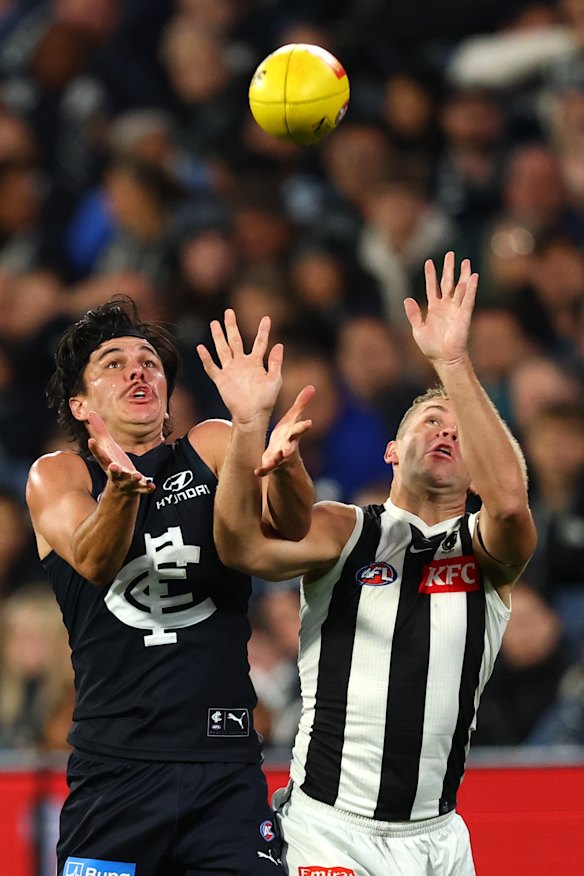 Hollands competes against Collingwood’s Dan Houston for the ball.
