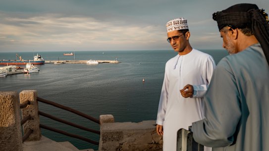 La gente del posto visita Muscat Anchorage in Oman, vicino allo stretto di Hormuz, il 30 marzo.