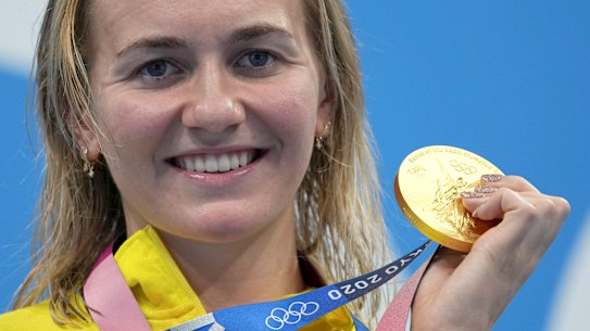 Ariarne Titmus and her 200m gold medal. 