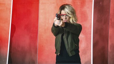 Beckinsale takes aim.