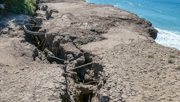 A large crack at Demons Bluff.