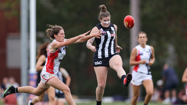Davey playing for the Pies in the 2021 AFLW season. 