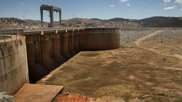 La sécheresse offre l'occasion d'élever des murs de barrage tels que le barrage de Wyangala.