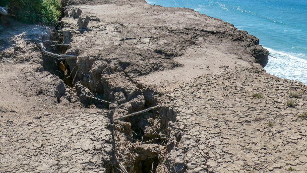 A large crack at Demons Bluff.