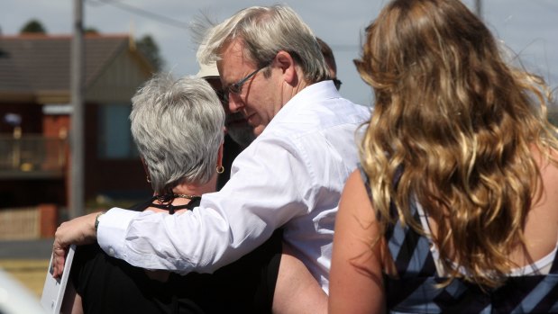 Kevin Rudd flew into Warrnambool to visit Leon and Joan Davey who lost their son Robert and his family in the Black Saturday fires.