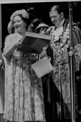 At the Town Hall the Lord Mayor, Cr. Thomas, presents the Queen Mother with the Address of Welcome from the City of Melbourne.