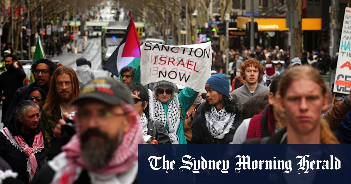 ‘Find another route’: Police warn CBD bridge blockade will put lives at risk