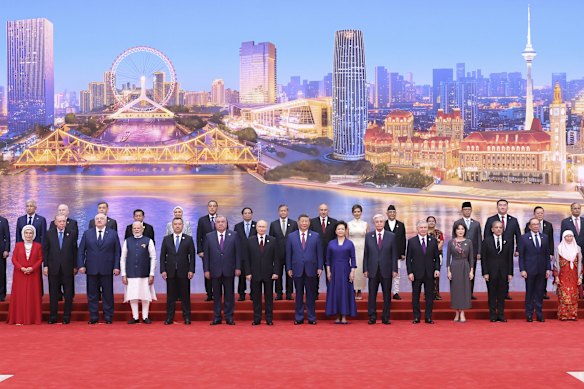 O presidente chinês Xi Jinping e sua esposa, Peng Liyuan, Centro, posam para uma foto em grupo com convidados internacionais, incluindo o presidente russo Vladimir Putin, sétimo da esquerda, e o primeiro -ministro indiano Narendra Modi, quarto da esquerda.