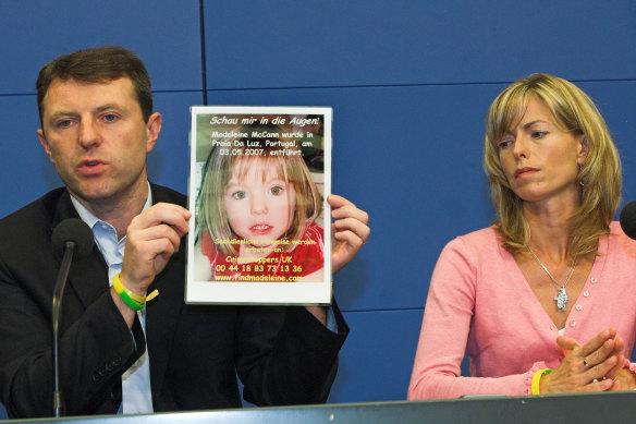 Gerry (solda) ve Kate McCann, 2007'de Berlin'de düzenlenen bir basın toplantısında kızları Madeleine'in bir fotoğrafını gösteriyor.