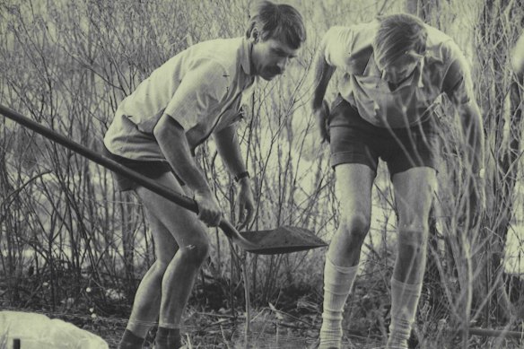 Henry Huggins (right) at the Azaria Chamberlain crime scene.