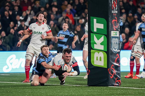 Angus Bell touches down for a special try.