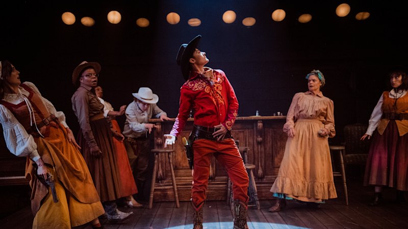 Queer western z bliščem, a brez pravega zagona